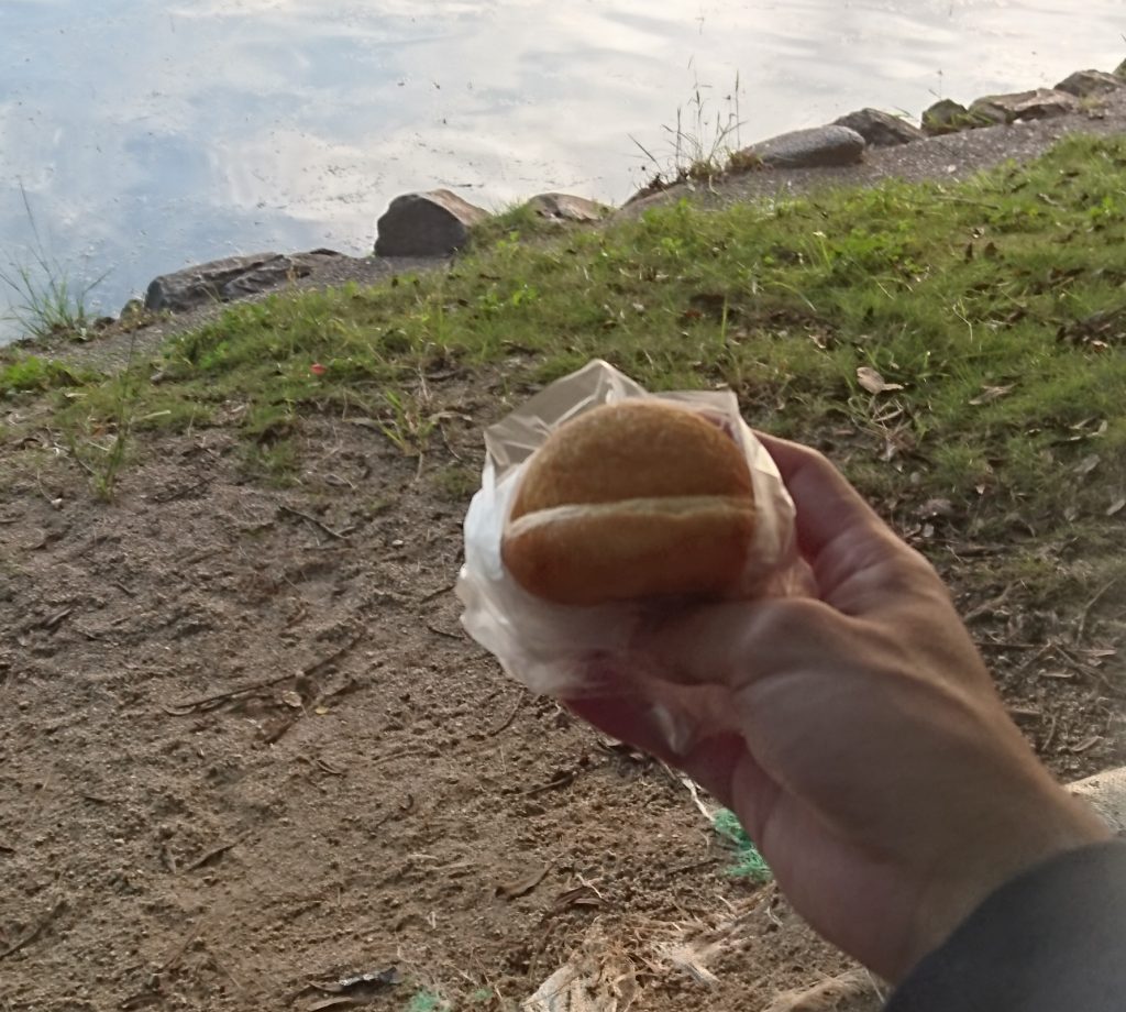 大濠公園できびクリームパンを片手で持つ
